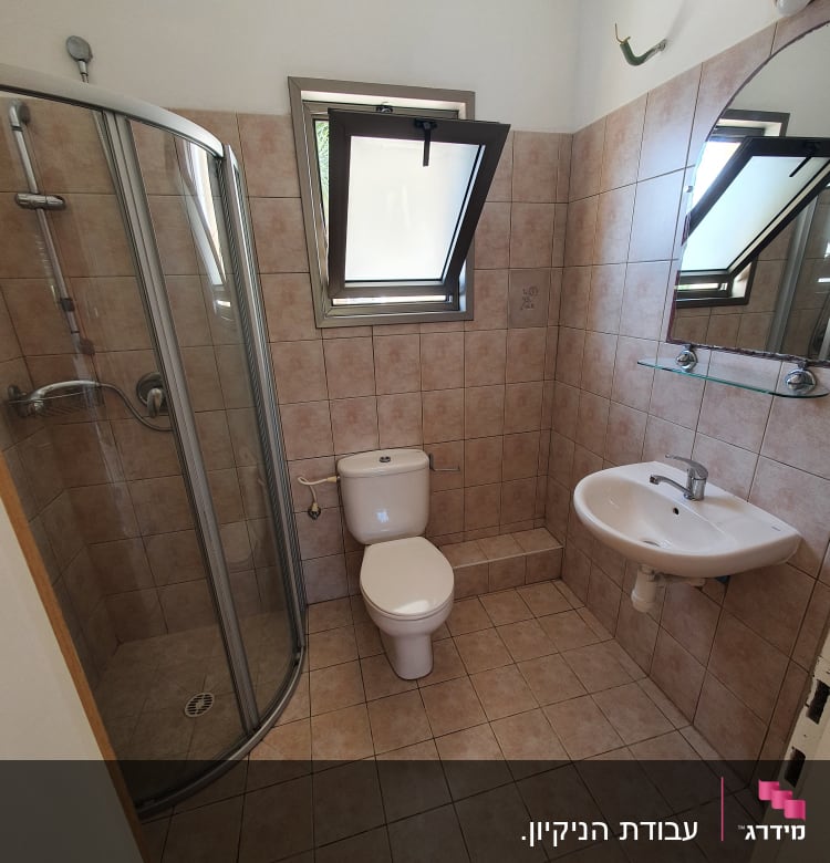 חדר אמבטיה עם מקלחון, כיור ואסלה